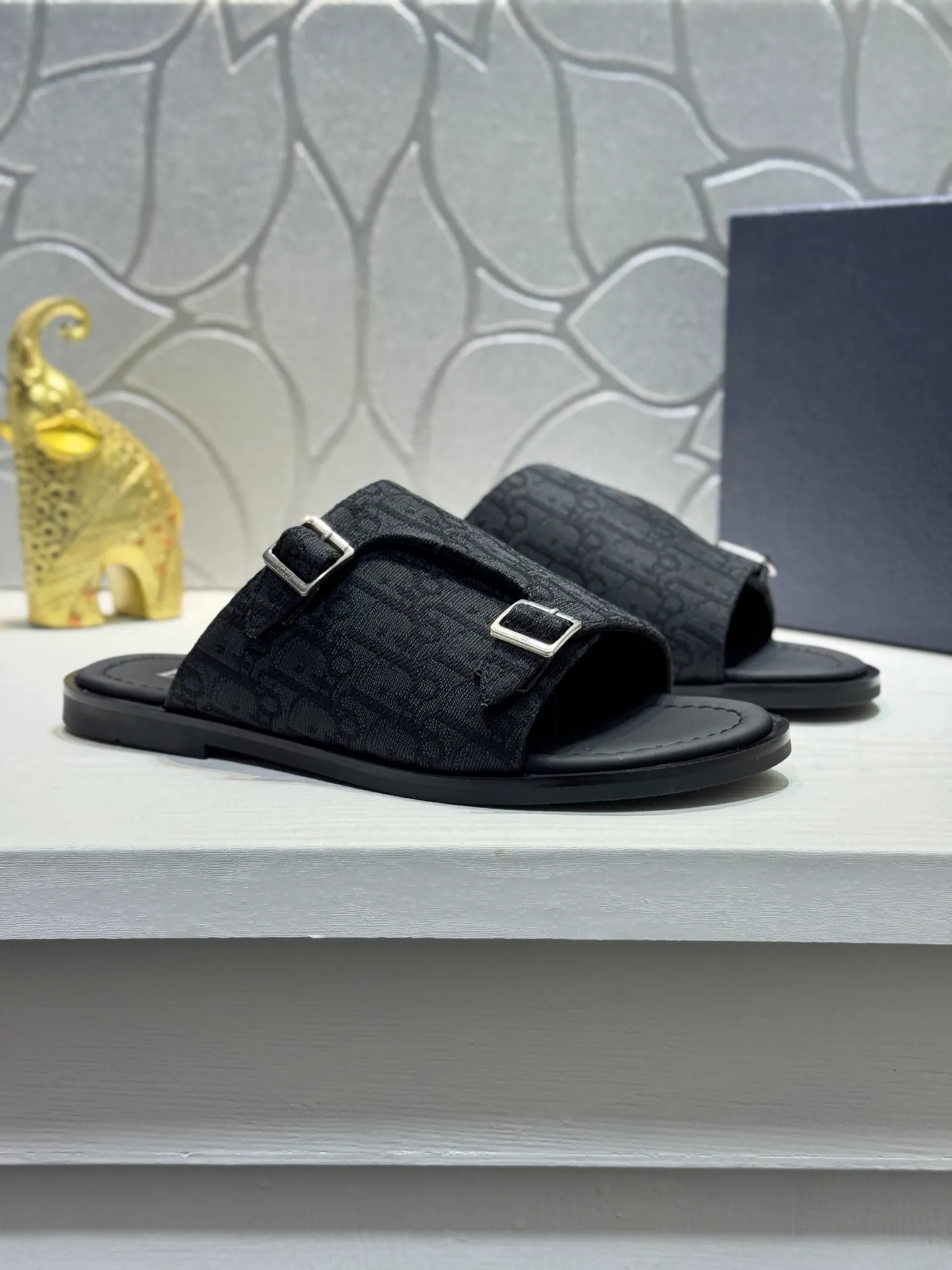 Men's men's shoes 💰320 [New style] 🦇🦇𝐂𝐡𝐫𝐢𝐬𝐭𝐢𝐚𝐧 𝐃𝐢𝐨𝐫 Dior slippers - the latest hot sandals, classic sandals, original replicas, super durable and versatile, cowhide leather with hardware accessories, very comfortable on the feet Look slim and white. Original molded outsole size: 38-44 (.45. Customized